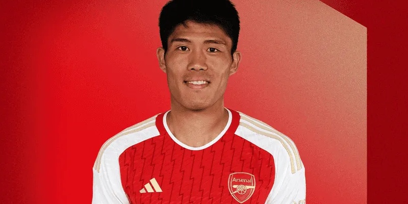 Tomiyasu hiện đang là cầu thủ chủ chốt của Arsenal